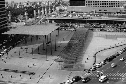 <b>Albert Viaplana i Helio Piñón.</b> Plaça dels Països Catalans. Albert Viaplana va treballar amb Helio Piñón entre el 1974 i el 1997, i la seva obra, que s'expressa mitjançant línies abstractes i anònimes, culmina a la plaça dels Països Catalans, davant de l'estació de Sants (1981-1983), paradigma d'una sèrie d'intervencions dirigides des de l'Ajuntament de Barcelona per Oriol Bohigas per recuperar espais públics en la dècada dels vuitanta. Més enllà del seu caràcter minimalista i la seva duresa aparent, la plaça està plena de detalls poètics, inspirats pel llenguatge de patrons de Christopher Alexander, que delimiten l'espai i suggereixen portes i camins.