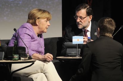 Mariano Rajoy conversa con Angela Merkel, durante el encuentro que mantuvieron ayer en Santiago de Chile.