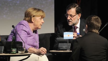 Mariano Rajoy conversa con Angela Merkel, durante el encuentro que mantuvieron ayer en Santiago de Chile.