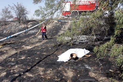 The pilots fail to check the position of the flaps during two pre-flight checks. In the photo, a body at the crash site.