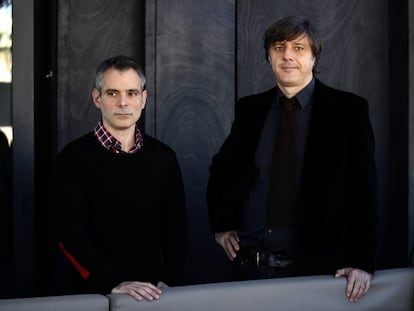 Andrés Barba (d), ganador del Premio Herralde de Novela, junto a Diego Veccio, finalista.