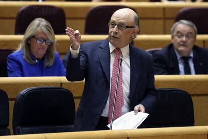 El ministro de Hacienda, Cristóbal Montoro, interviene durante la sesión de control al Gobierno esta tarde en el pleno del Senado.