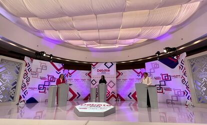 Alejandra del Moral, la moderadora Ginarely Valencia y Delfina Gómez durante el segundo debate, el 18 de mayo en Toluca.