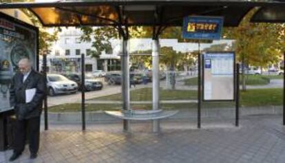 Un panel situado en la parada de autobús de la plaza de San Juan de la Cruz en Madrid. EFE/Archivo
