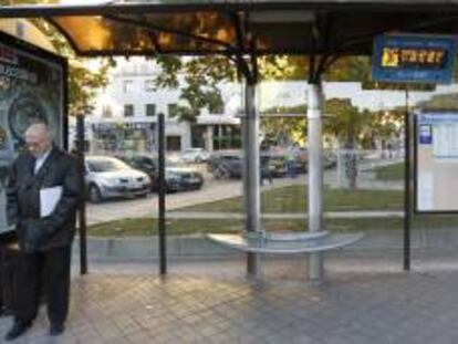 Un panel situado en la parada de autobús de la plaza de San Juan de la Cruz en Madrid. EFE/Archivo