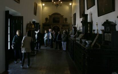 Este palacio de los Guzmanes, en el que se respira arte e historia, pertenece al título nobiliario más añejo de España. Lo primero: apuntarse a la visita guiada por el edificio rehabilitado y decorado por Isabel Álvarez de Toledo, 'la Duquesa Roja'. Los jardines y el bosque de acantos abren al público de 9.00 a 14.30. Más información: <a href="https://fcmedinasidonia.com/actividades/visitas_guiadas_palacio_ducal_medina_sidonia_sanlucar.html" target="_blank">fcmedinasidonia.com</a>