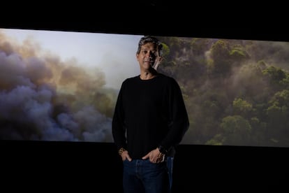 Eduardo Neves, uno de los más importantes arqueólogos dedicados a estudiar el pasado de la Amazonia, fotografiado en la exposición 'Amazonias' en el CCCB.
Foto: Gianluca Battista