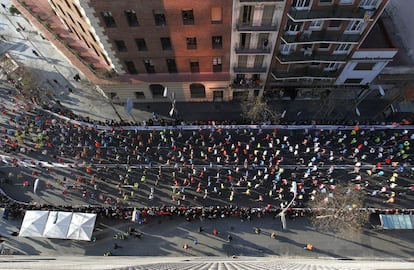 Vista aèria del pas dels corredors pels carrers de Barcelona.