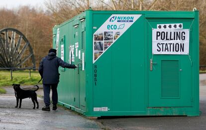 Un hombre junto a un contenedor utilizado como centro de votaciones en Sunderland.