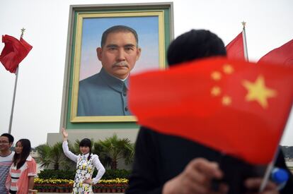 Assistents als actes del Primer de Maig a la plaça de Tiananmen de Pequín es fotografien amb el retrat de Sun Yat-sen, considerat el pare fundador de la Xina moderna.