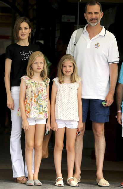 Los reyes han sido recibidos a la entrada por el presidente del Club, Javier Sanz, y el vicepresidente, Emerico Fuster. Los cuatro han posado sonrientes en la escalera para los medios gráficos, que han captado en ese momento una foto de familia parecida a las del pasado lunes en Marivent en los gestos, en la que los mayores cambios eran de vestuario.