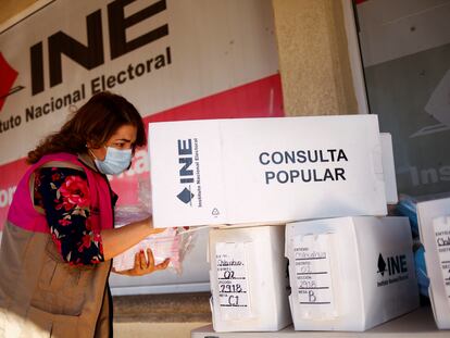 Una trabajadora del Instituto Nacional Electoral distribuye el material para la próxima consulta de revocación de mandato en México.