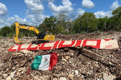 Una gran manta con la palabra 'ecocidio' desplegada en la zona de las obras del tramo 5 del Tren Maya a la altura de Playa del Carmen, Quintana Roo, el 13 de mayo.