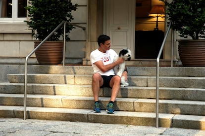 El Presidente del Gobierno Pedro Sánchez acaricia a su perra Turca en las escaleras del Palacio de La Moncloa.