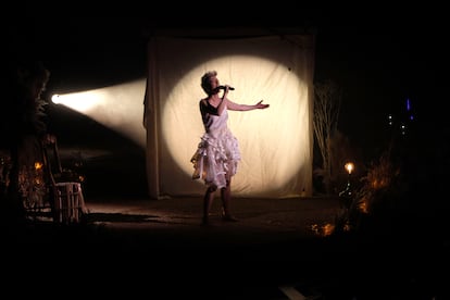 La cantante Karmento, durante su actuación en la final del Benidorm Fest.
