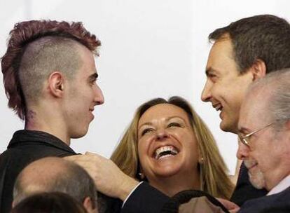 Zapatero y Trinidad Jiménez, durante la presentación de la candidatura socialista.