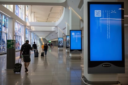 Las pantallas del aeropuerto de LaGuardia en Nueva York, el pasado viernes, después del fallo informático de CrowdStrike.