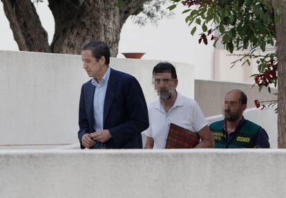 Zaplana asiste al registro en su chalet de Benidorm tras ser detenido.