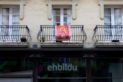 Un balcón con una decaración navideña sobre la sede de EH Bildu en Pamplona el sábado. 