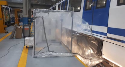 Trabajos para quitar el amianto de un vagón de Metro de Madrid el pasado abril.