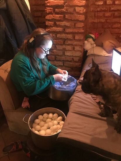 Valeriia Hukova, en la esquina del refugio antiaéreo en Járkov desde donde enseñaba a sus alumnos.