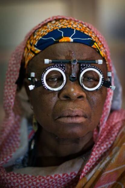 Una de las especialidades sanitarias que se lleva a cabo es el reparto de gafas graduadas para personas que han perdido la capacidad de realizar actividades básicas como leer. En la imagen, una vecina de Foumban en el momento en que le están graduando la vista.