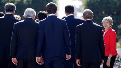 La primera ministra británica, Theresa May, antes de la foto de familia de la cumbre en Salzburgo, Austria.