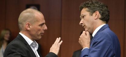 El ministro de Finanzas griego, Yanis Varufakis conversa con el presidente del Eurogrupo, Jeroen Dijsselbloem