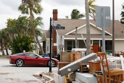 Los escombros del huracán Helene se acumulan mientras los residentes se preparan para la llegada del huracán Milton, en St. Pete Beach, Florida.