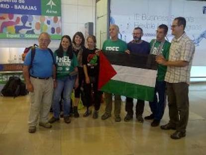 Los miembros de Rumbo a Gaza se despiden en el Aeropuerto de Madrid.