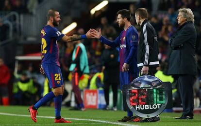 Messi reemplaza a Aleix Vidal ante el Sporting.