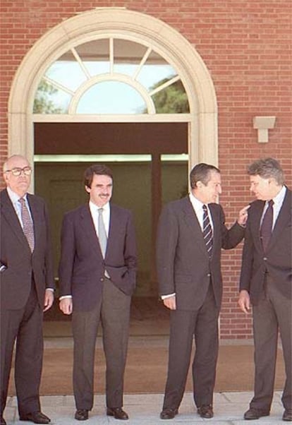 Esta fue la última oportunidad de ver juntos a los cuatro primeros presidentes elegidos en democracia en la Moncloa, Calvo Sotelo, Jose María Aznar, Felipe González y Adolfo Suárez.