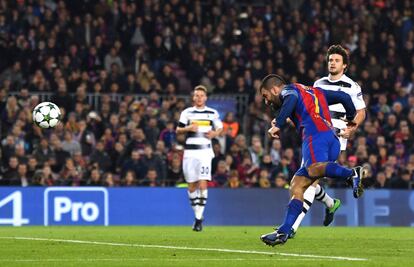 Arda Turan marca de cabeza, su segundo gol y tercero del Barcelona.