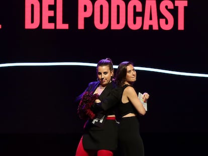 Las cómicas Carolina Iglesias y Victoria Martín durante la entrega de los Premios Ondas Globales del Podcast de 2022 en Málaga.