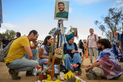 Amigos y familiares en el memorial del Festival Nova para conmemorar el primer aniversario de los ataques de Hamás, este lunes en Reem, Israel.  