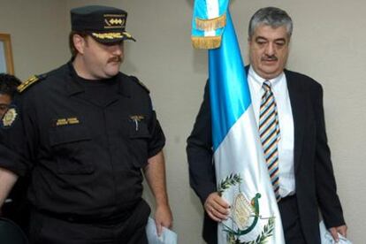 Arriba, el ministro de Gobernación de Guatemala, Carlos Vielmann, a su llegada ayer a la conferencia de prensa. Abajo, de izquierda a derecha, Jorge Aguilar, Rubilio Palacios y Adán Castillo.