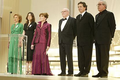 Mercedes Sampietro, tercera por la izquierda, junto a los ex presidentes de la Academia de Cine.