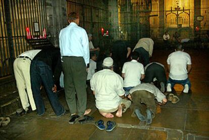 Varios encerrados realizaron sus rezos junto a un confesionario.