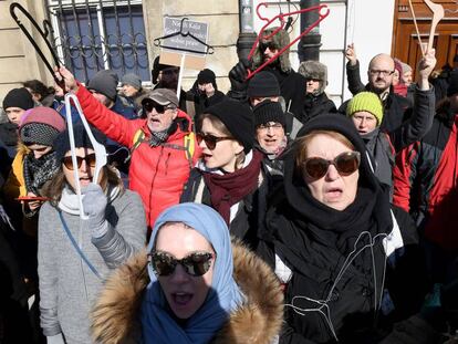 Mujeres portan perchas (hace años se usaban en abortos clandestinos) en una manifestación en Varsovia en marzo.