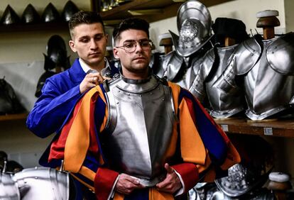 Un recluta se viste antes de asistir a la ceremonia anual de juramento de los guardias suizos.