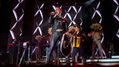 Alejandro Fernández en el concierto del WiZink Center de Madrid, el primero de su gira 'Amor y Patria', que hace en España.