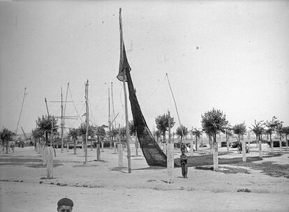 Imagen de un secadero de redes en el puerto de A Coruña, 29 de julio de 1909