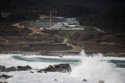 Obras del futuro Parador de Muxía sobre las olas de la playa de Lourido.