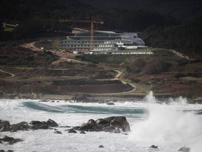 Obras del futuro Parador de Muxía sobre las olas de la playa de Lourido.