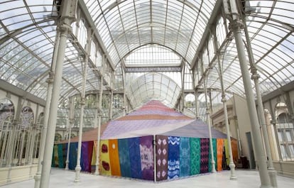 Tuiza, las culturas de la Jaima, dentro del palacio de Cristal del parque de El Retiro, en Madrid