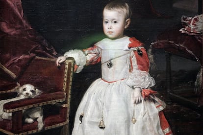 En 1659, meses antes de su deceso, pintó Velázquez al príncipe 'Felipe Próspero', el hijo de Felipe IV llamado a suceder al rey pero que murió con solo cuatro años, dos después de ser retratado. Los amuletos que cuelgan de su vestido eran para protegerlo del mal de ojo que pudiera acechar al heredero.