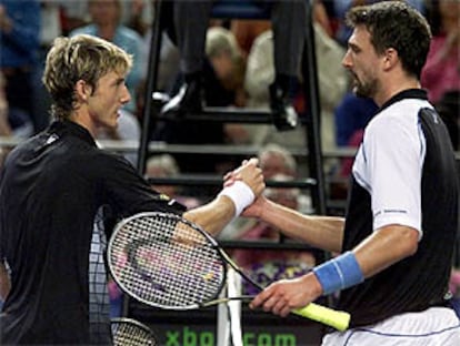 Ferrero e Ivanisevic se saludan al final del partido.