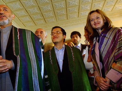 El presidente afgano, Hamid Karzai (izquierda), en Kabul, junto a los tres empleados de la ONU liberados el martes.