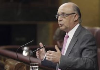 El ministro de Hacienda, Crist&oacute;bal Montoro, ayer durante su intervenci&oacute;n en la sesi&oacute;n de control al Gobierno del Congreso de los Diutados.