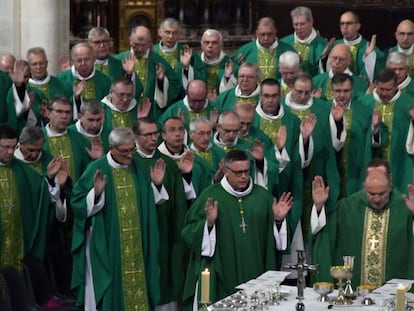 Obsipos franceses durante una sesión plenaria en el santuario de Lourdes donde celebran su reunión anual 